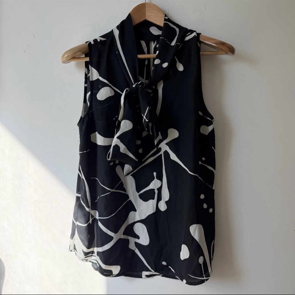 Anthropologie Meadow Rue Blouse Size M Black White Abstract Print Tie Neck Top